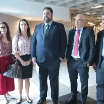 Deputados aprovam PEC que adia para 2020 reajuste do teto remuneratório de servidores Deputados aprovam PEC que adia para 2020 reajuste do teto remuneratório de servidores