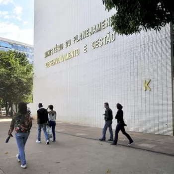 Temer propõe salário de servidor igual ao do setor privado para conter gastos Temer propõe salário de servidor igual ao do setor privado para conter gastos