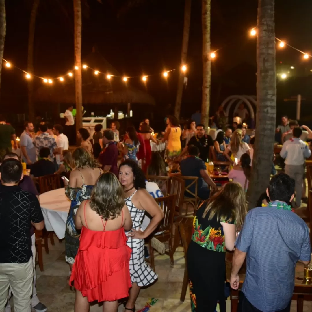 Auditores celebram fim de ano em noite tropical, à beira-mar