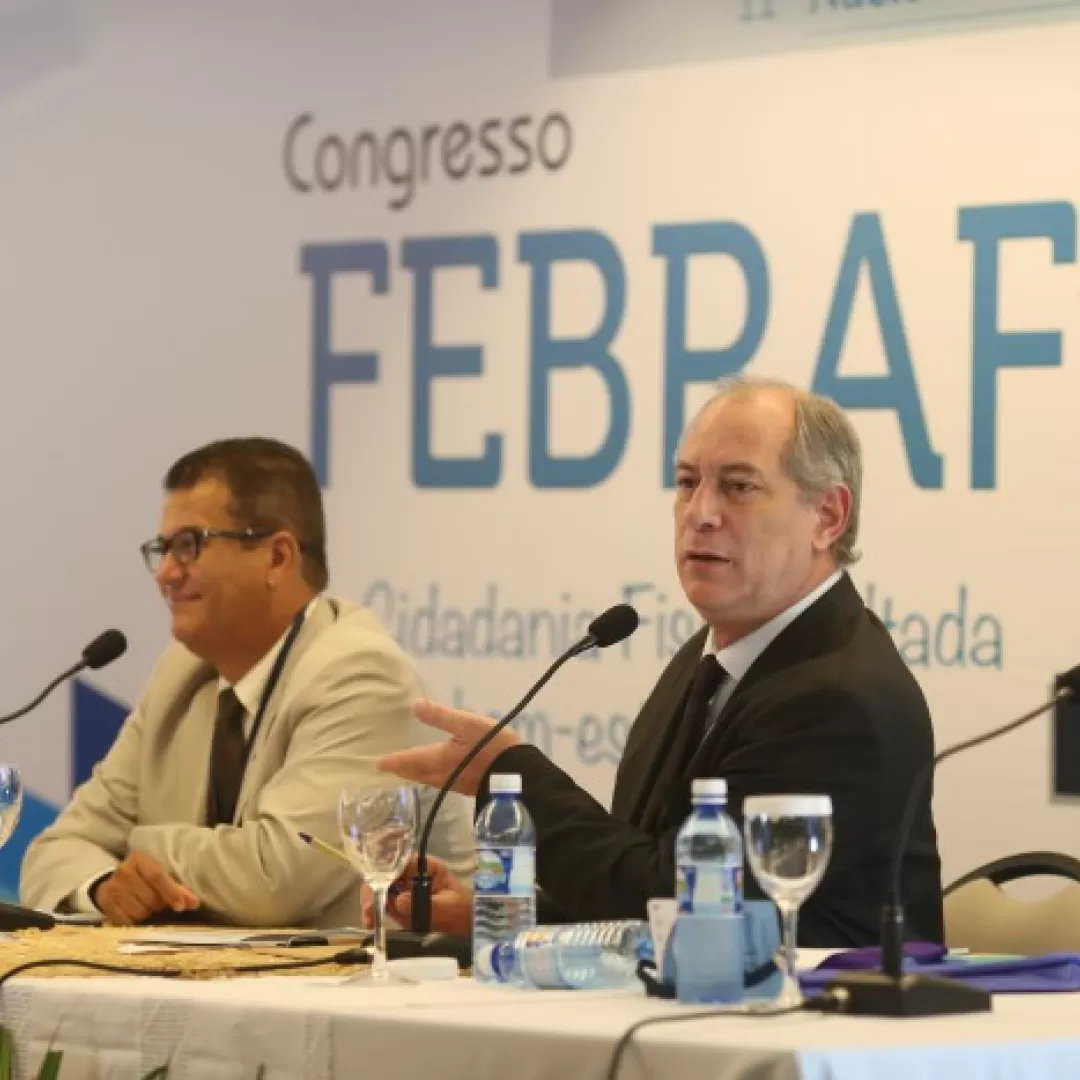 “Brasil ainda está obrigado a reagir às emergências”, diz Ciro Gomes no Congresso Fefrafite